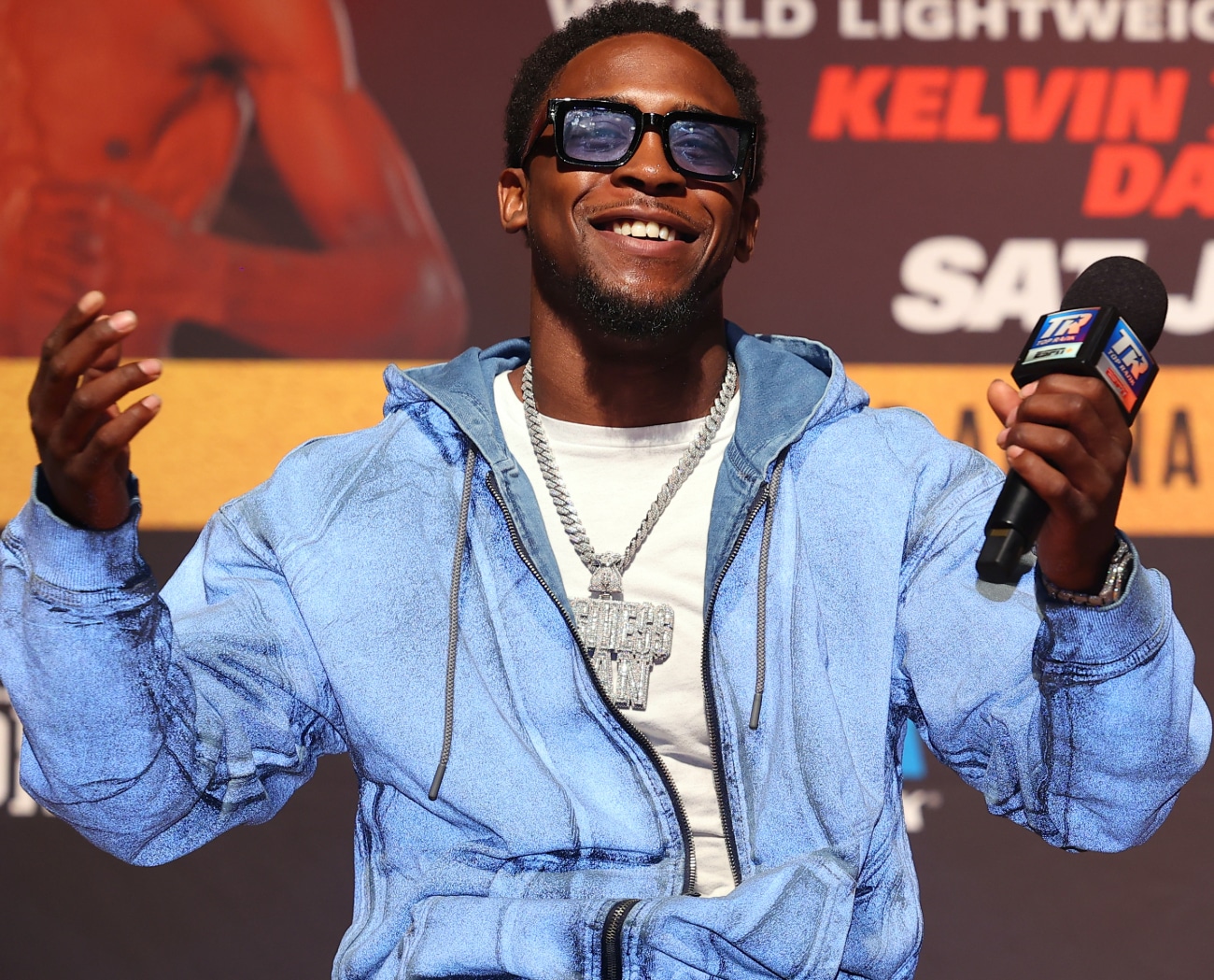 Image: Keyshawn Davis's 135-lb struggle vs. De Los Santos: Last lightweight bout?