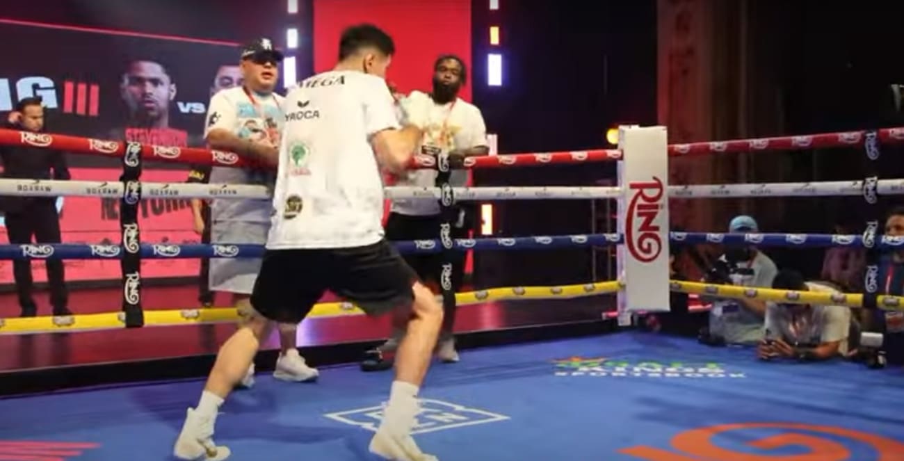 Image: Oscar De La Hoya Predicts Shakur Stevenson vs. William Zepeda Upset