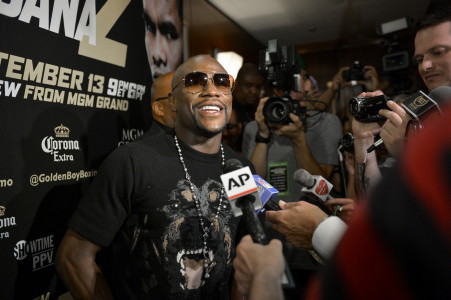 Floyd Mayweather dominates Marcos Maidana in bite-marred rematch | GMA News  Online